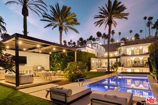 972 Palisades Beach Rd in Santa Monica, CA - Building Photo