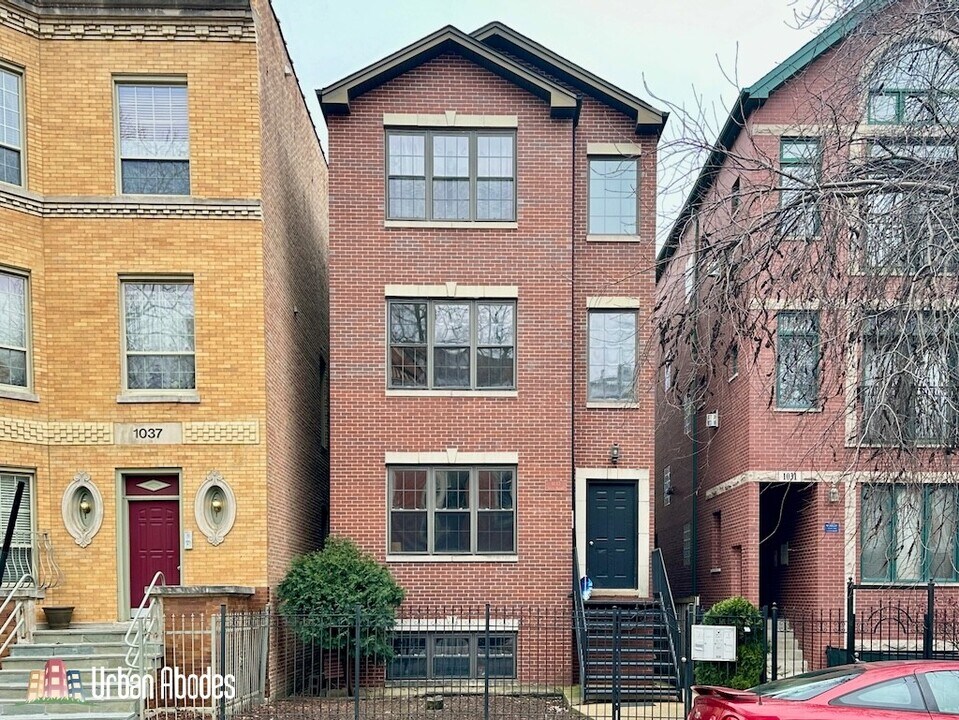 1033 N Mozart St, Unit J02P in Chicago, IL - Building Photo