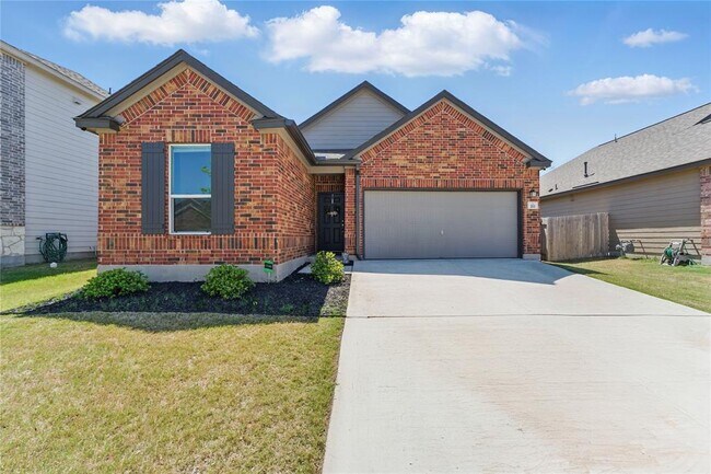 211 Summit Dr in Lockhart, TX - Building Photo - Building Photo