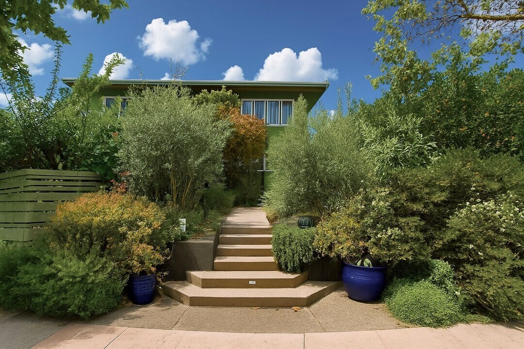 121 Fairview Ave in Piedmont, CA - Building Photo