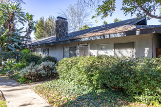 1107 W Memory Ln in Santa Ana, CA - Building Photo - Building Photo