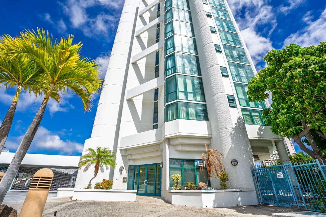 745 Isenberg St in Honolulu, HI - Building Photo