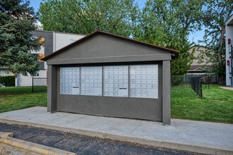 Iconic Village in Boise, ID - Foto de edificio - Building Photo