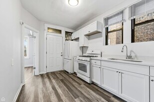 7653 S Kingston Ave in Chicago, IL - Building Photo