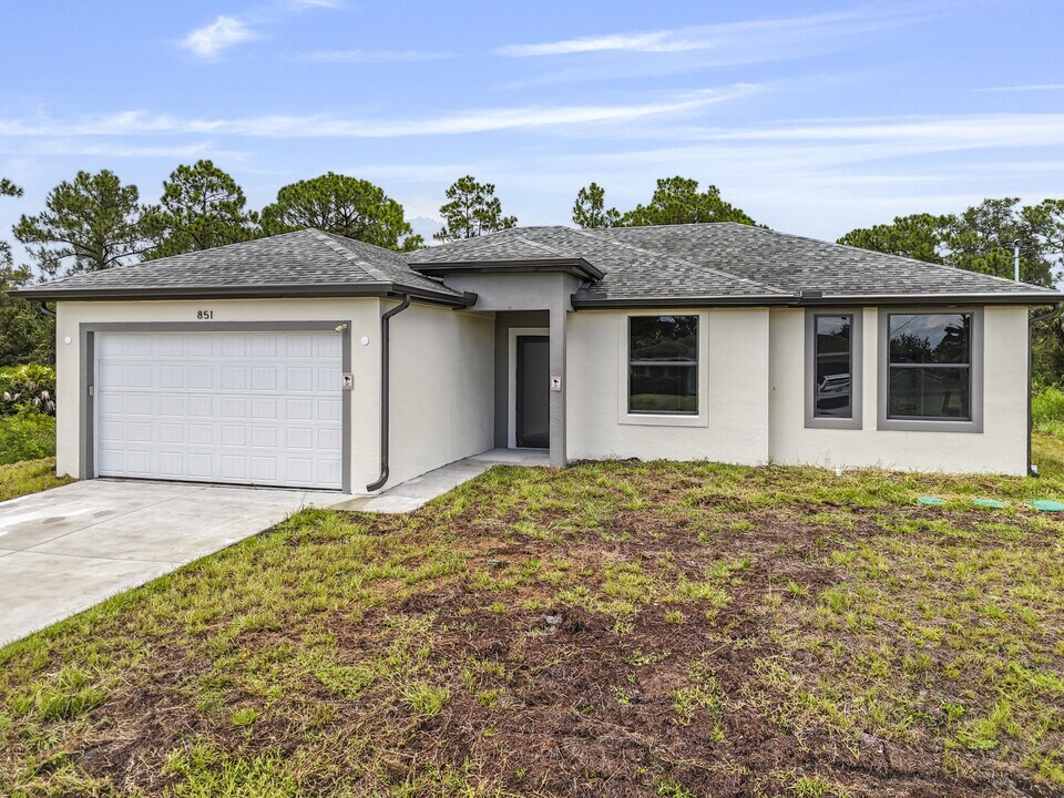851 Carbon St E in Lehigh Acres, FL - Building Photo