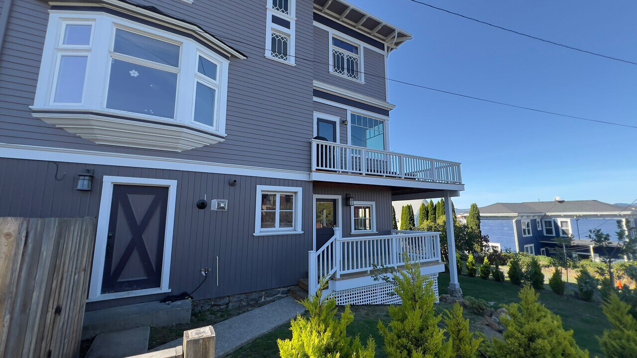 1588 Grand Ave-Unit -1588 Grand Ave. C/Studio in Astoria, OR - Building Photo