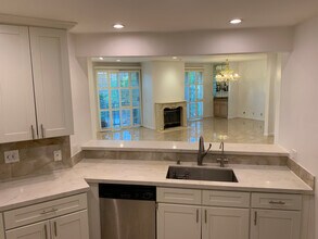 458 N Oakhurst Dr, Unit 206 in Beverly Hills, CA - Building Photo - Building Photo