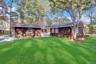 7 Canterbury Ct in East Setauket, NY - Building Photo - Building Photo