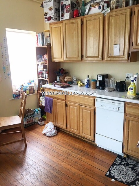 1516 Tremont St in Boston, MA - Building Photo