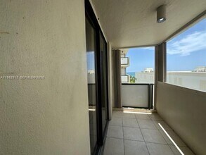 1621 Collins Ave in Miami Beach, FL - Building Photo - Building Photo