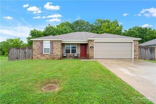 1106 S Spritz Dr in Fayetteville, AR - Building Photo
