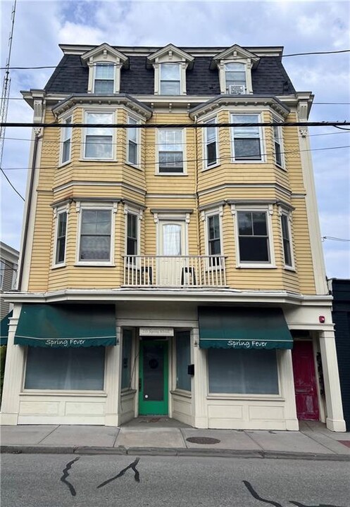 235 Spring St in Newport, RI - Building Photo