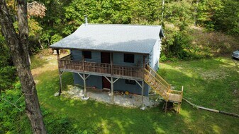 389 Lilly Ln in Whittier, NC - Building Photo