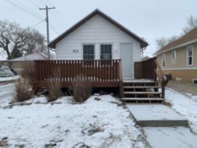 property at 911 E Sweet Ave