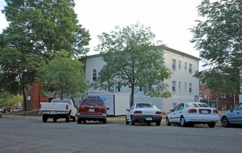 Community Lodgings in Alexandria, VA - Foto de edificio - Building Photo