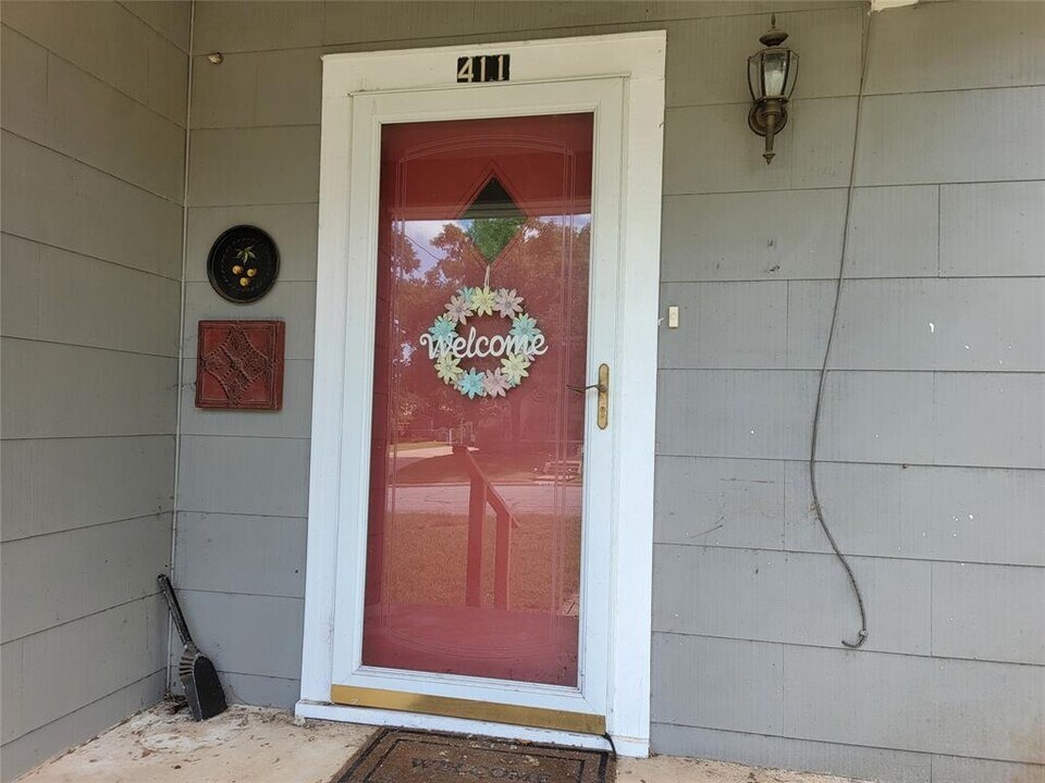 411 W Mansfield St in Brenham, TX - Building Photo