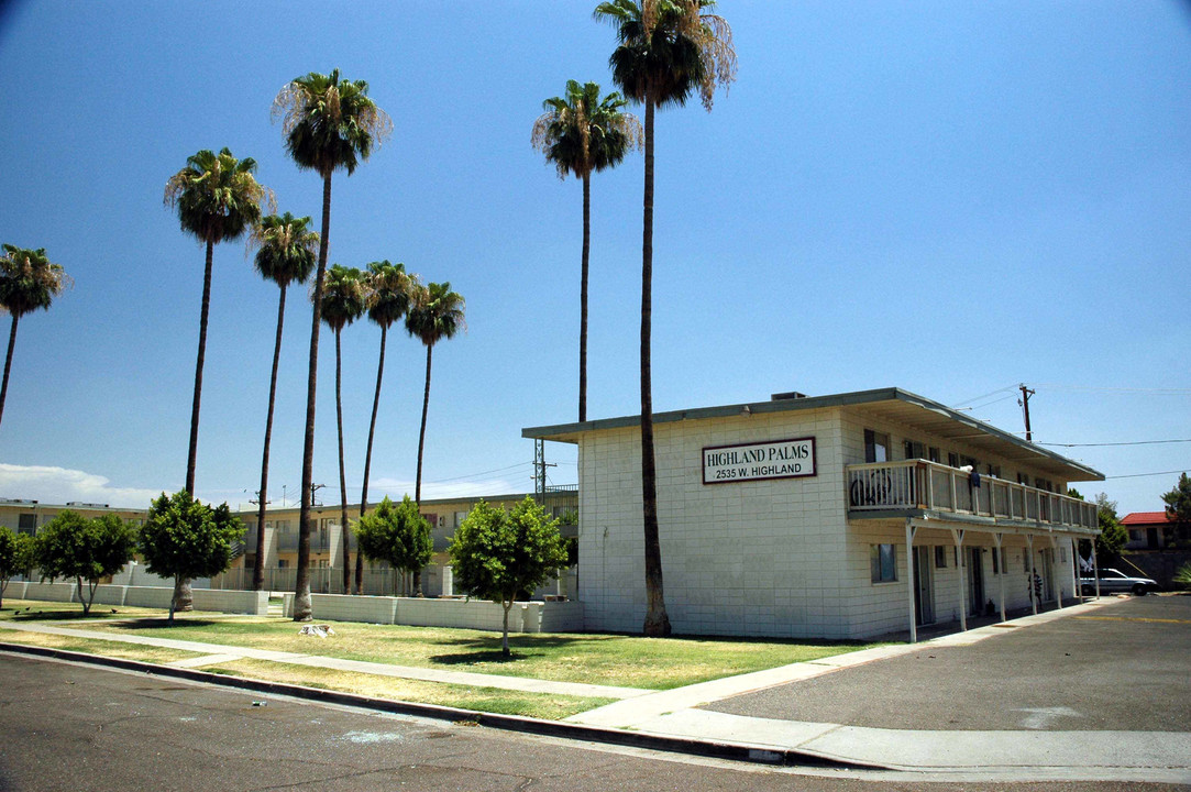 Highland Palms in Phoenix, AZ - Building Photo