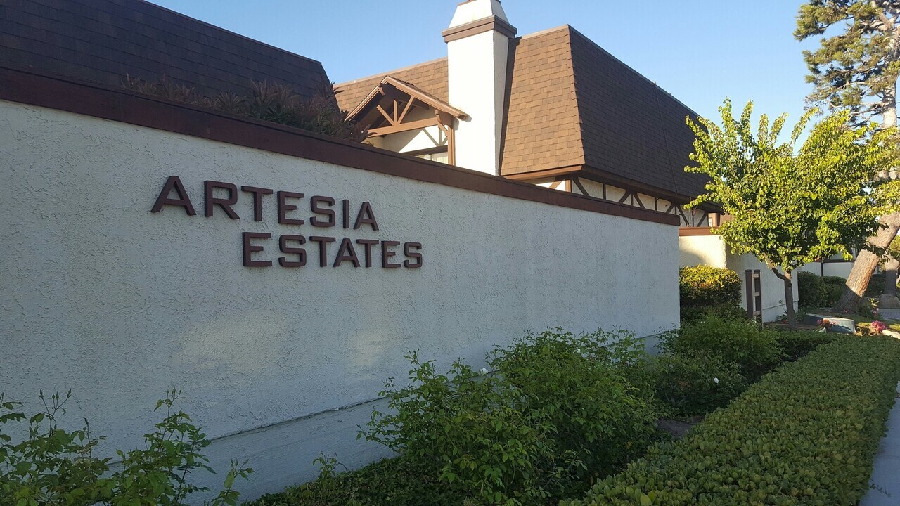 2433 Artesia Blvd in Torrance, CA - Building Photo