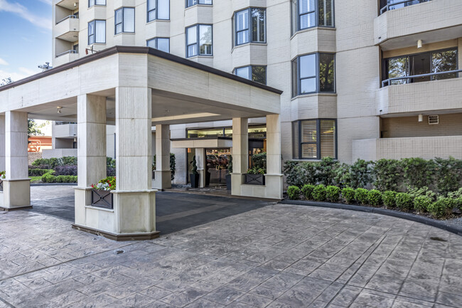 Woodway Place Atrium Condo in Houston, TX - Building Photo - Building Photo