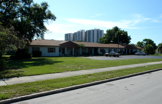 241 13th St N in St. Petersburg, FL - Foto de edificio - Building Photo