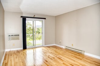 573 Armstrong Rd in Kingston, ON - Building Photo - Building Photo