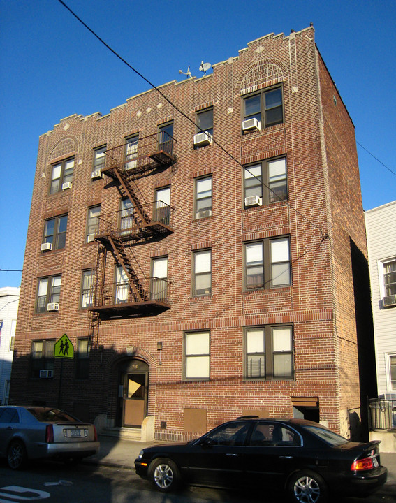 715 Van Nest Ave in Bronx, NY - Building Photo