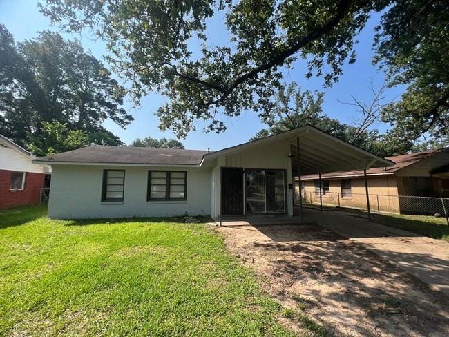 property at 914 Huntington Ln