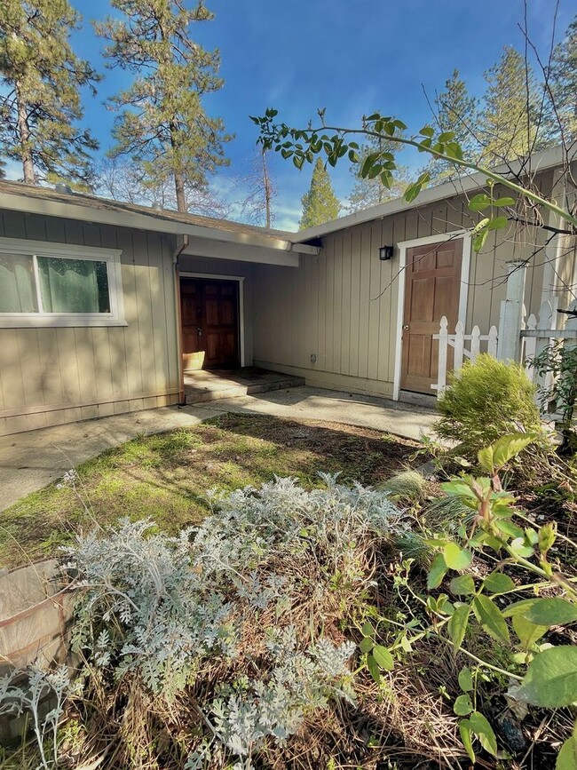 10865 Gold Hill Dr in Grass Valley, CA - Building Photo - Building Photo