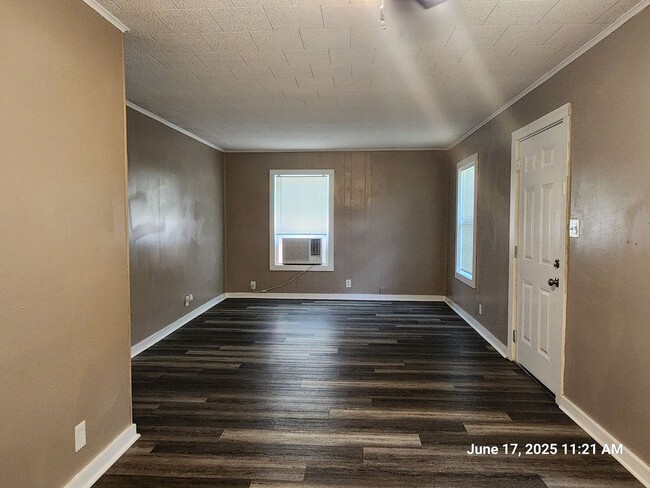 2404 Pacific St in Orange, TX - Building Photo - Building Photo
