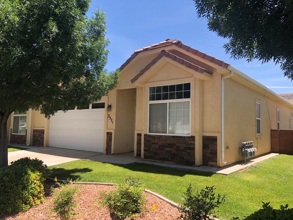 2571 W 225 N in Hurricane, UT - Building Photo
