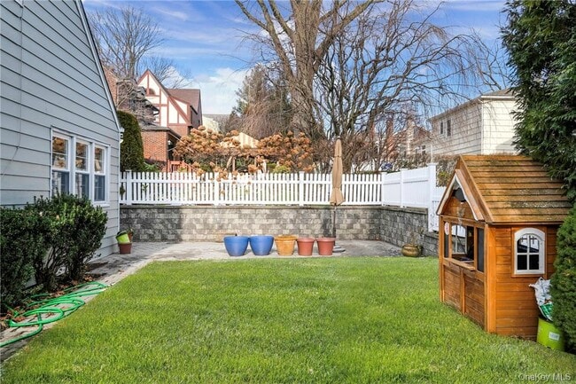 6 Club Way in Eastchester, NY - Foto de edificio - Building Photo