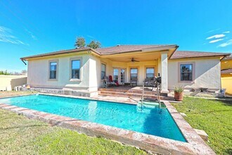 103 Yellowstone Lake Dr in Laredo, TX - Foto de edificio - Building Photo