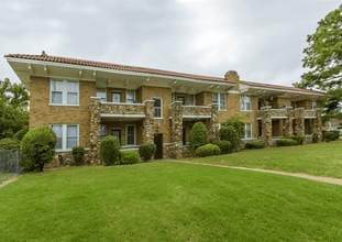 Overton Place in Memphis, TN - Foto de edificio - Building Photo