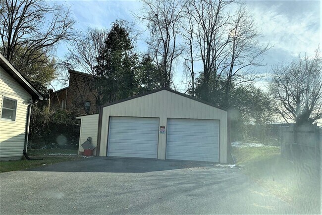 1805 Indian Ridge Rd in Johnson City, TN - Building Photo - Building Photo