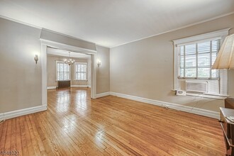 42 Gates Ave in Montclair, NJ - Foto de edificio - Building Photo