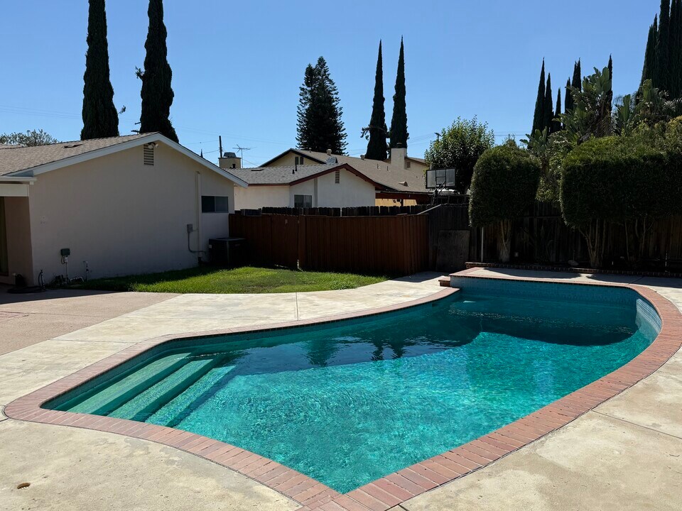 20033 Ingomar St in Winnetka, CA - Foto de edificio