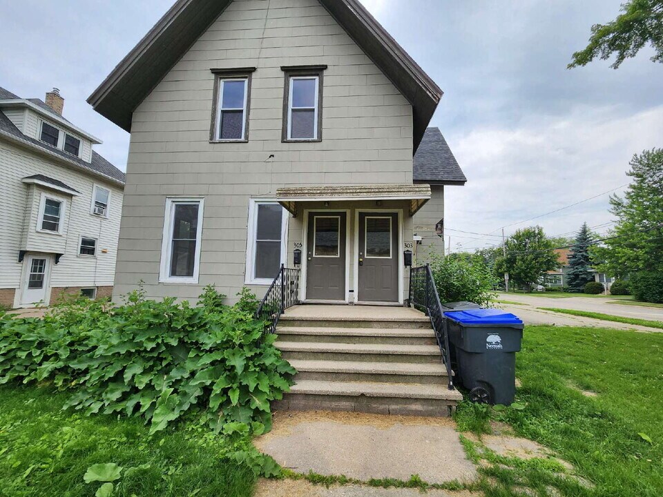 303 E Doty Ave in Neenah, WI - Building Photo