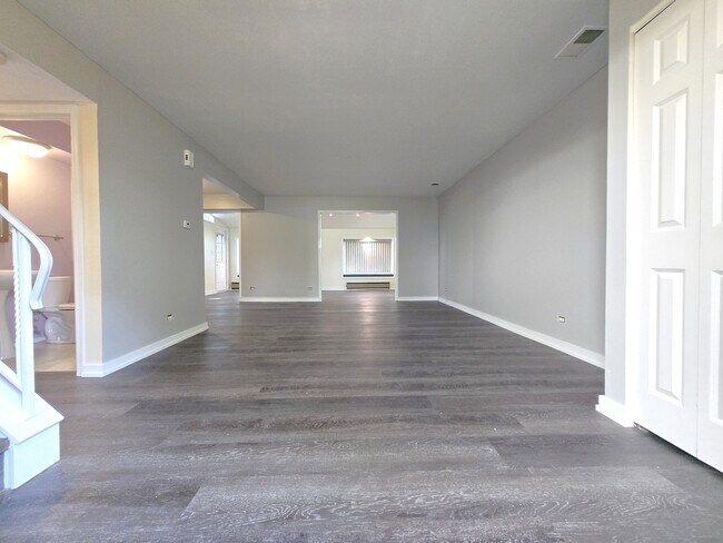 4946 Somerton Dr in Hoffman Estates, IL - Building Photo - Building Photo