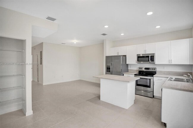 11831 SW 247th Ter in Princeton, FL - Foto de edificio - Building Photo