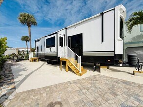 10725 S Ocean Dr in Jensen Beach, FL - Building Photo - Building Photo