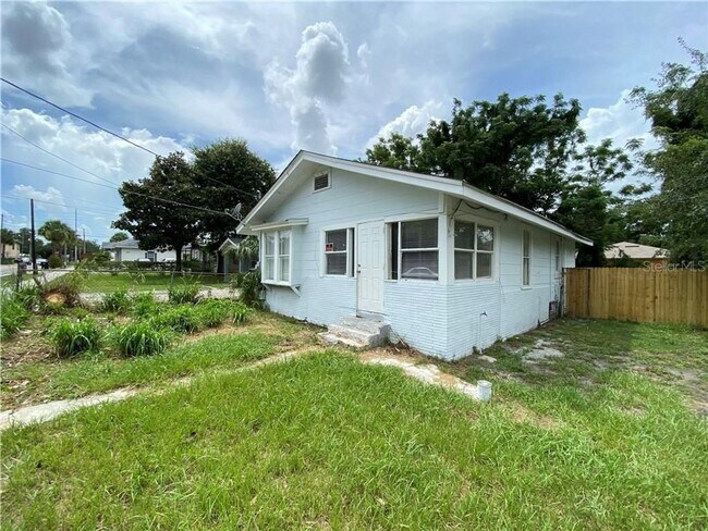 2910 E Lake Ave in Tampa, FL - Building Photo - Building Photo