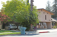 430 S Garden St in Visalia, CA - Foto de edificio - Building Photo