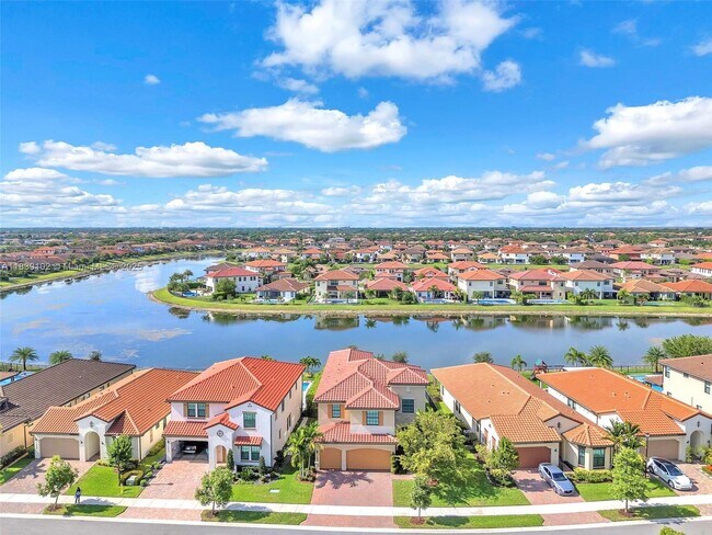 11980 N Baypoint Cir in Pompano Beach, FL - Building Photo - Building Photo