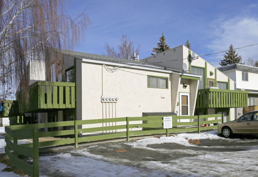 4915 Varsity Dr NW in Calgary, AB - Building Photo