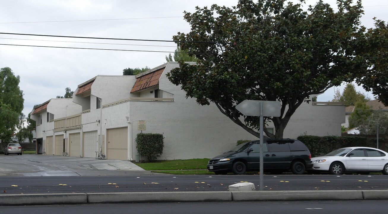37611 Murietta Ter in Fremont, CA - Foto de edificio