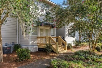 River Crossing Apartments in Thunderbolt, GA - Foto de edificio - Building Photo