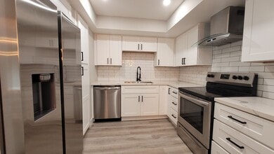 4900 Rosehedge Dr in La Mesa, CA - Building Photo - Building Photo