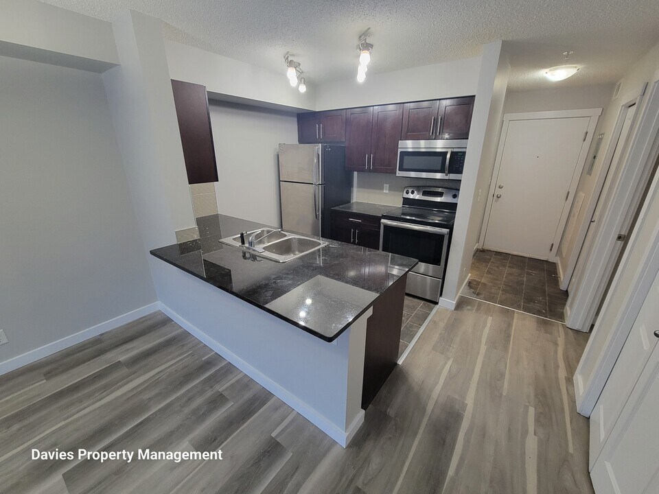 3211 James Mowatt Trail SW in Edmonton, AB - Building Photo