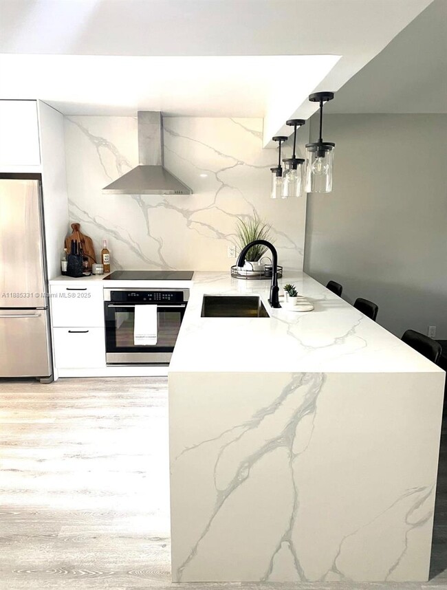 432 Lakeview Dr in Weston, FL - Building Photo - Building Photo