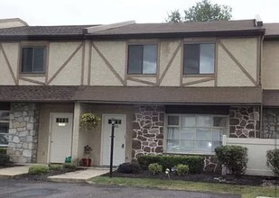 2006 Jason Dr, Unit B in Huntingdon Valley, PA - Foto de edificio - Building Photo